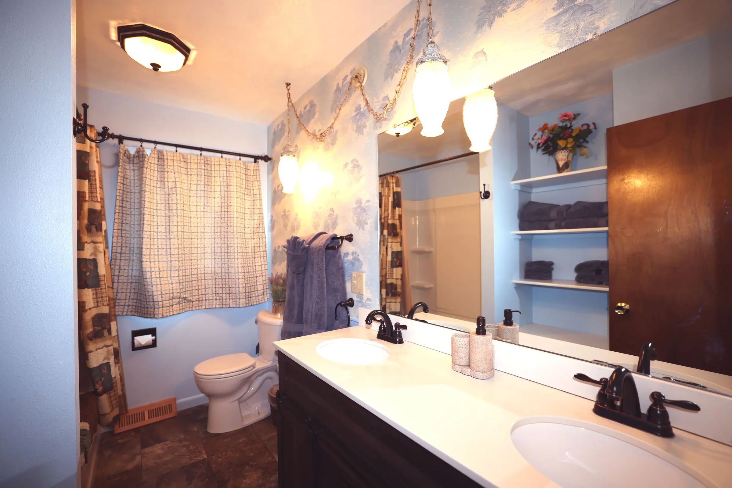 A bathroom with two sinks and a toilet.